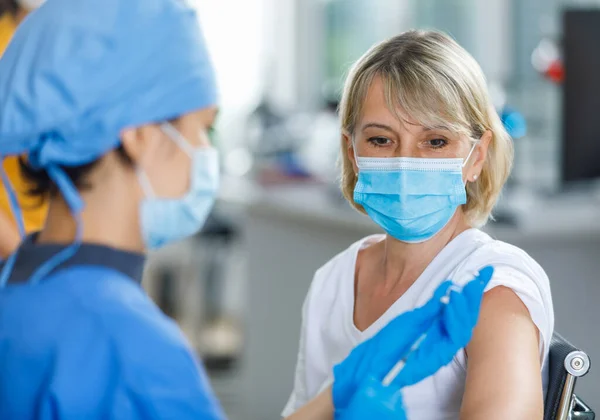 Caucasian Senior Patient Wears Face Mask Looking Waiting Receive Vaccination — Stock Photo, Image