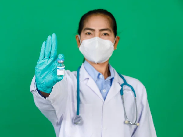 Centrándose Doctora Asiática Que Usa Una Bata Laboratorio Que Sostiene — Foto de Stock