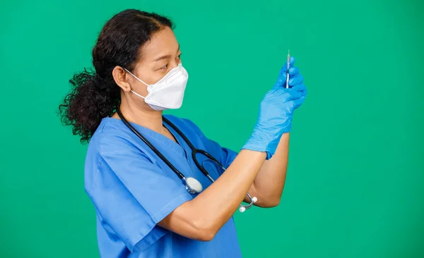 Asiatisk Kvinnlig Sjuksköterska Skrubb Med Maskeringsspruta Och Covid Vaccin Som — Stockfoto