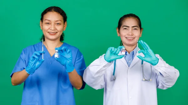 Önlüklü Asyalı Kadın Hemşire Elinde Şırınga Olan Beyaz Önlüklü Doktor — Stok fotoğraf