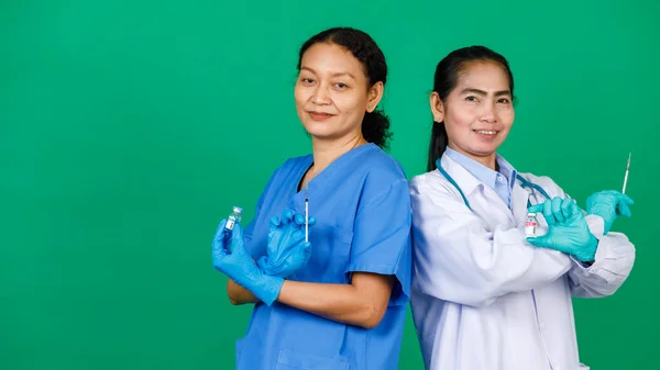 Önlüklü Asyalı Kadın Hemşire Elinde Şırınga Olan Beyaz Önlüklü Doktor — Stok fotoğraf