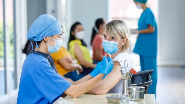 Asian Female Doctor Wears Face Mask Blue Hospital Uniform Injecting — Stock Photo, Image