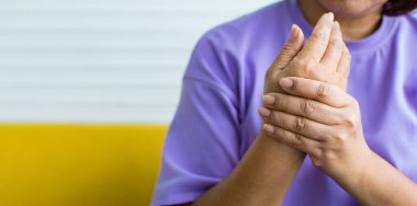 Bir kadın, acı, acı ve karıncalanma ile elini tutmak için elini kullanıyor. Guillain barre sendromu kavramı ve uyuşmuş eller hastalığı.