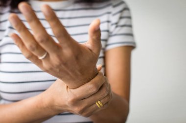 El ele tutuşan ve parmağını uzatan bir kadın.