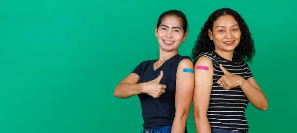 Dwie Azjatki Średnim Wieku Plastrem Bandażowym Pokazują Zostały Zaszczepione Wirusa — Zdjęcie stockowe