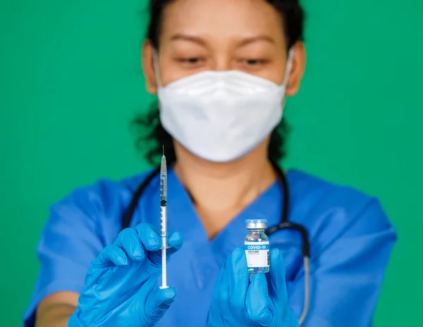 Selektivt Fokus Asiatisk Kvinnlig Sjuksköterska Handskrubb Med Spruta Och Covid — Stockfoto