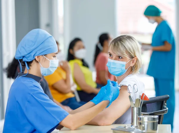Asiatisk Kvinnlig Läkare Bär Ansiktsmask Och Blå Sjukhusuniform Injicera Vaccin — Stockfoto