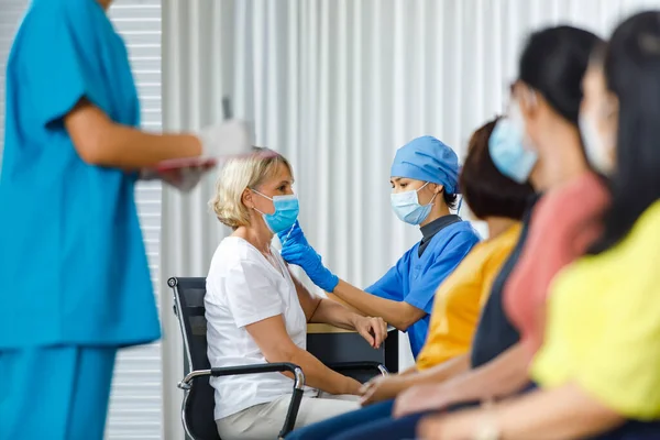 Médico Usa Mascarilla Facial Inyectando Vacuna Mujer Caucásica Mientras Enfermera — Foto de Stock