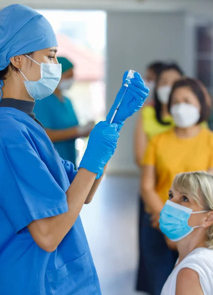 Ung Läkare Bär Ansiktsmask Gummihandskar Och Blå Sjukhusuniform Med Hjälp — Stockfoto