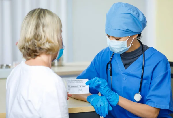 Doctor Blue Hospital Uniform Face Mask Rubber Gloves Stethoscope Send — Stock Photo, Image