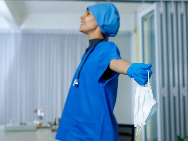 Primer Plano Mascarilla Quirúrgica Usada Mano Mujer Feliz Libertad Sonriente —  Fotos de Stock