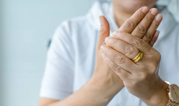 Vrouw Die Hand Gebruikt Andere Handpalmen Met Pijn Lijden Pijn — Stockfoto