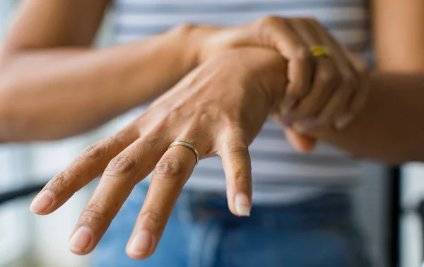 Mulher Usar Mão Para Segurar Pulso Esticar Dedo — Fotografia de Stock