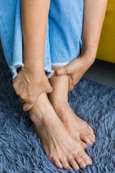 Mulher Sentada Sofá Usando Mão Para Segurar Perna Sentir Dor — Fotografia de Stock