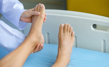 Doktor hastayı hastanede yatağında tutuyor ve tedavi ve tedavi için sinir sistemini kontrol ediyor. Guillain barre sendromu kavramı ve uyuşmuş el hastalığı veya aşı yan etkisi.