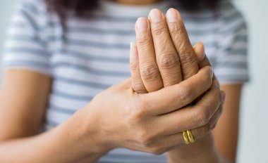 Avuçlarını ve parmaklarını acıyla tutmak, acı çekmek, incinmek ve karıncalanmak için ellerini kullanan kadınlar. Guillain barre sendromu kavramı ve uyuşmuş eller hastalığı.