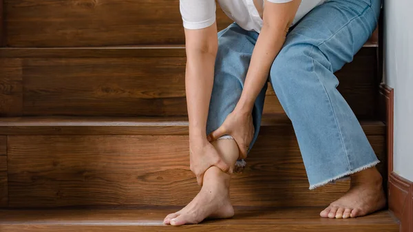 階段を歩くことができないときに座っている女性が停止し その後 サポートのために彼女の足を保持し うずきを感じると休息 ギラン バリア症候群および麻痺脚疾患またはワクチン副作用の概念 — ストック写真