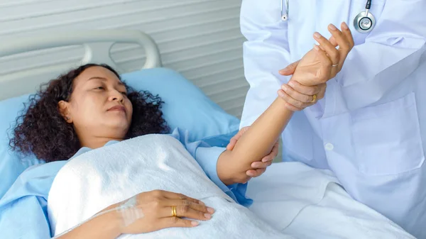Médico Sostiene Mano Paciente Asiática Cama Hospital Sistema Nervioso Control — Foto de Stock