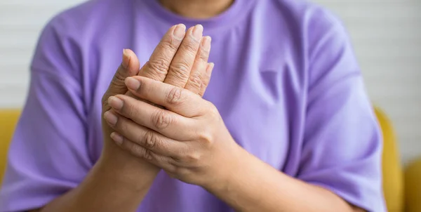 Wanita Menggunakan Tangan Untuk Memegang Tangannya Yang Lain Dengan Rasa — Stok Foto