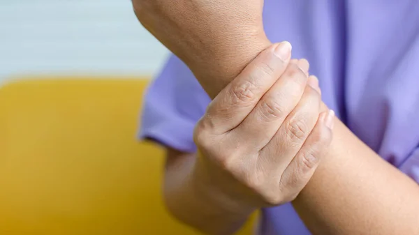 女性と腕の上で他の保持するために手を使用して痛みを感じ 苦しみ けがやうずき ギラン バレー症候群と麻痺手疾患の概念 — ストック写真