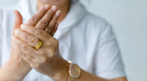 Vrouw Die Hand Gebruikt Andere Handpalmen Met Pijn Lijden Pijn — Stockfoto