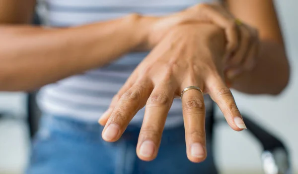 Mujer Uso Mano Para Sostener Muñeca Dedo Estiramiento — Foto de Stock