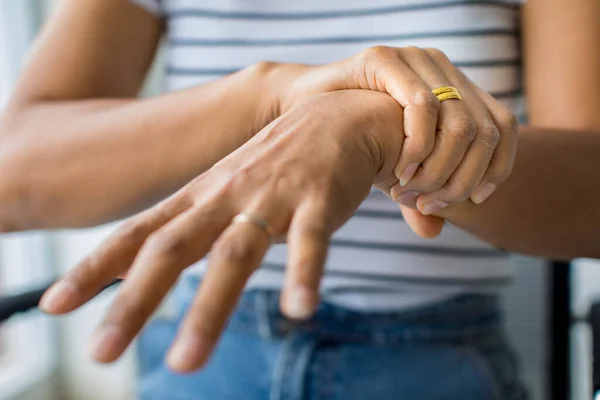 Mujer Uso Mano Para Sostener Muñeca Dedo Estiramiento — Foto de Stock