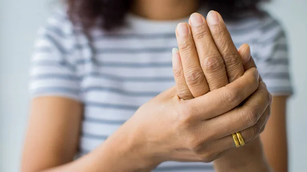 苦しみ 怪我やうずきを感じて手のひらや指を保持するために手を使用して女性 ギラン バレー症候群と麻痺手疾患の概念 — ストック写真