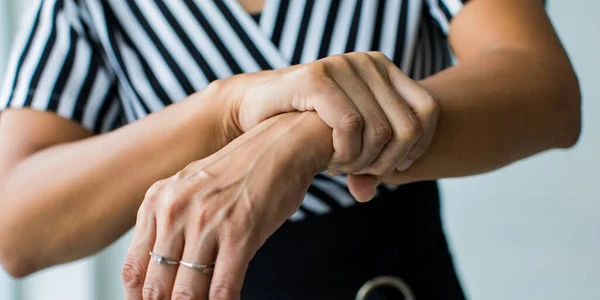 Wanita Menunjukkan Tangan Dan Memegang Pergelangan Tangan Dengan Rasa Sakit — Stok Foto