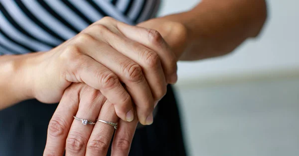 Mujer Muestra Mano Sostiene Amigo — Foto de Stock