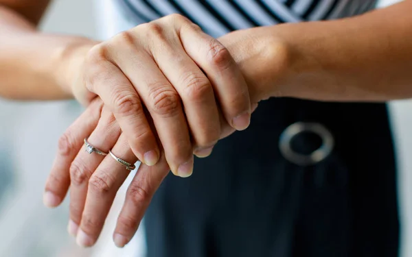 Kvinna Visar Hand Och Hålla Kompis — Stockfoto