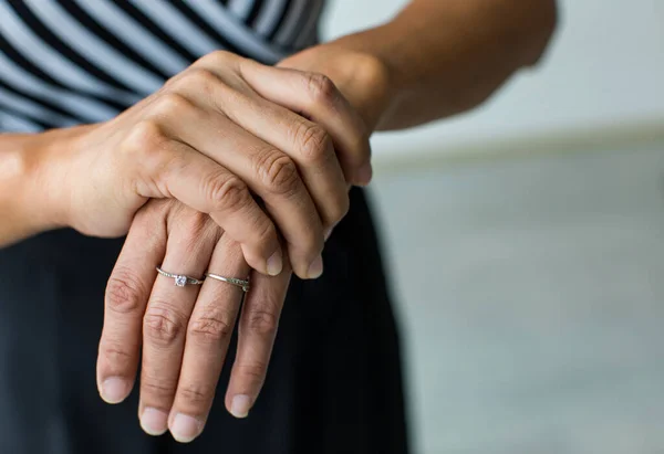 Kvinna Visar Hand Och Hålla Kompis — Stockfoto