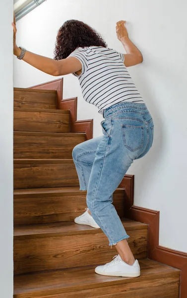 Mulher Perde Controle Não Pode Andar Escadas Ela Pára Usa — Fotografia de Stock