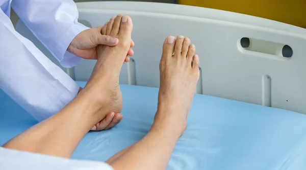 Doktor hastayı hastanede yatağında tutuyor ve tedavi ve tedavi için sinir sistemini kontrol ediyor. Guillain barre sendromu kavramı ve uyuşmuş el hastalığı veya aşı yan etkisi.