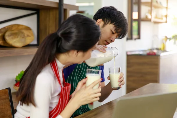 줄무늬 앞치마를 아시아인 바리스타 가우유를 유리에 앞치마를 친구는 주방의 전초에 — 스톡 사진