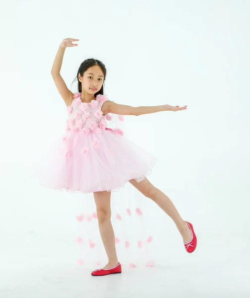 고립된 스튜디오 촬영작고 귀여운 아시아 발레리나 아이의 분홍색아름다운 드레스와 구두는 — 스톡 사진