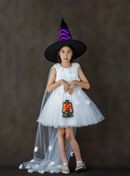 Portrét Studio Záběr Malého Roztomilé Asijské Dítě Bílém Čarodějnice Šaty — Stock fotografie