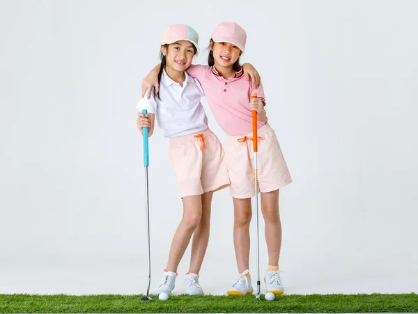 Retrato Aislado Estudio Tiro Dos Pequeños Golfistas Asiáticos Profesionales Ropa —  Fotos de Stock