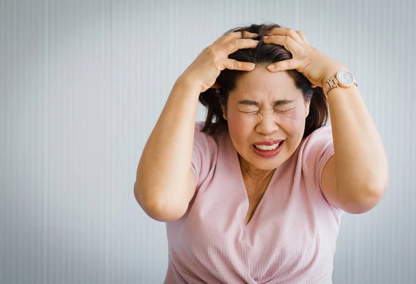 Mujer Asiática Mediana Edad Que Siente Dolor Cabeza Repentino Ataque — Foto de Stock