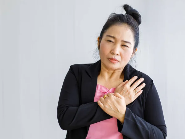 Aziatische Vrouw Lijdt Aan Een Plotselinge Hartaanval Houdt Borst Vast — Stockfoto