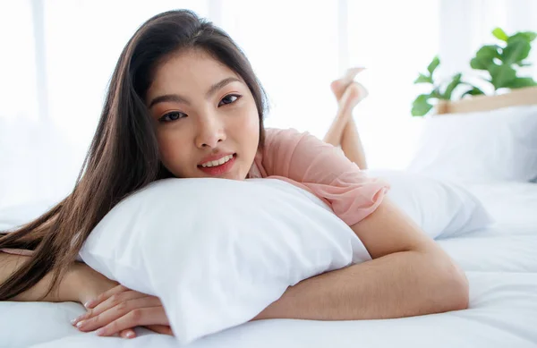 Gadis Cantik Seksi Nakal Dengan Rambut Panjang Berbaring Atas Bantal — Stok Foto