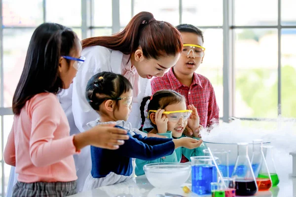 Asiatico Professionale Insegnante Chimica Femminile Camice Bianco Insegnare Mostrare Reazione — Foto Stock