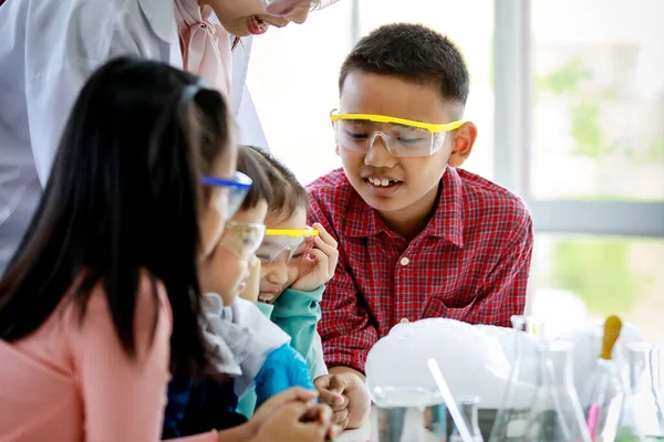 Profesora Ciencias Escuela Primaria Asiática Bata Laboratorio Sosteniendo Equipos Laboratorio —  Fotos de Stock