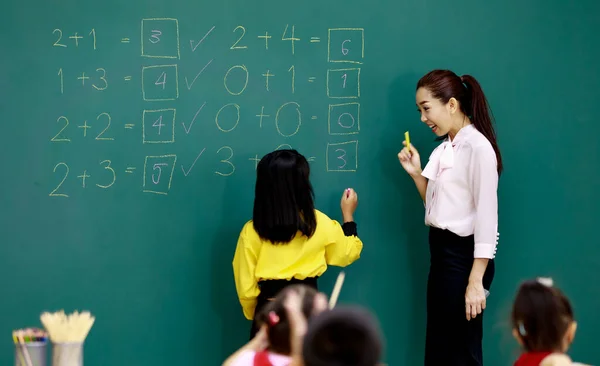 아시아인아름다운 여선생님이 웃으면서 모습의 초상화 사진은 여학생 교실에서 친구들 칠판에 — 스톡 사진