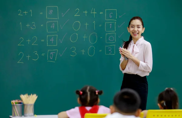 아시아인아름다운 여선생님이 웃으면서 모습의 초상화 사진은 여학생 교실에서 친구들 칠판에 — 스톡 사진