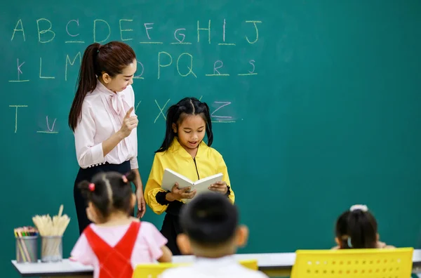 아시아에 여학생 교실에서 아름다운 교수가 조언하고 모습의 — 스톡 사진