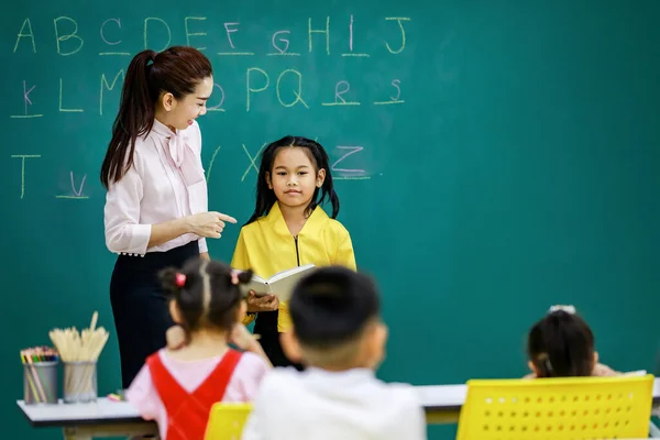 아시아에 여학생 교실에서 아름다운 교수가 조언하고 모습의 — 스톡 사진