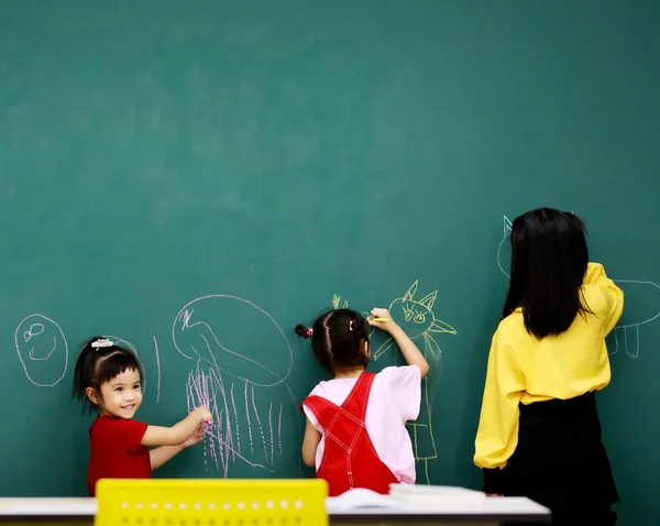 Asijské Málo Šťastný Smart Elementary Schoolboy Školačky Studenti Baví Pomocí — Stock fotografie