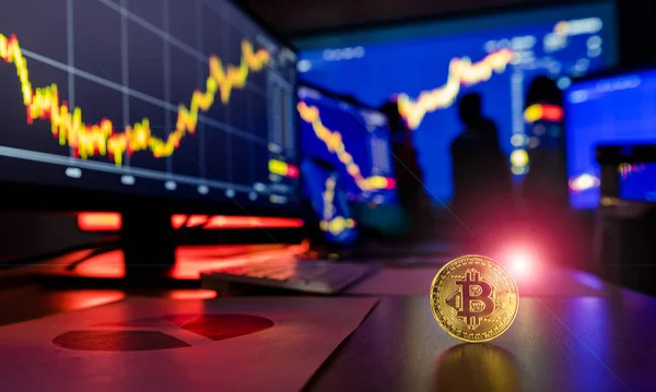 Altın bitcoin kripto döviz jetonu. Önünde işaret fişeği var. Finansal analiz grafik grafiği..