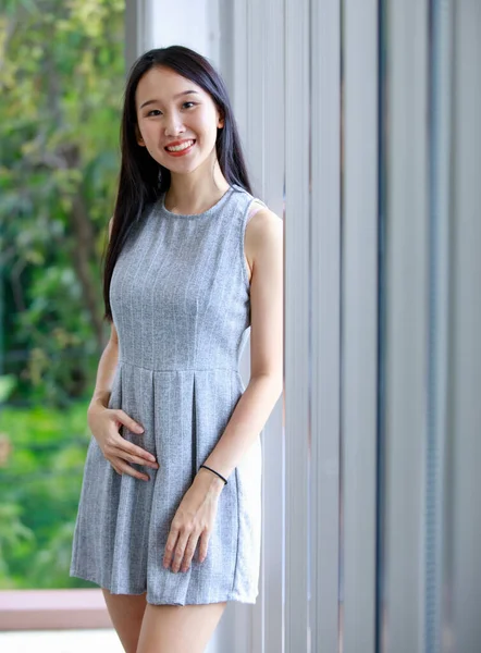 Asyalı Uzun Düz Saçlı Mavi Kısa Elbiseli Gülümseyen Kapalı Alanda — Stok fotoğraf